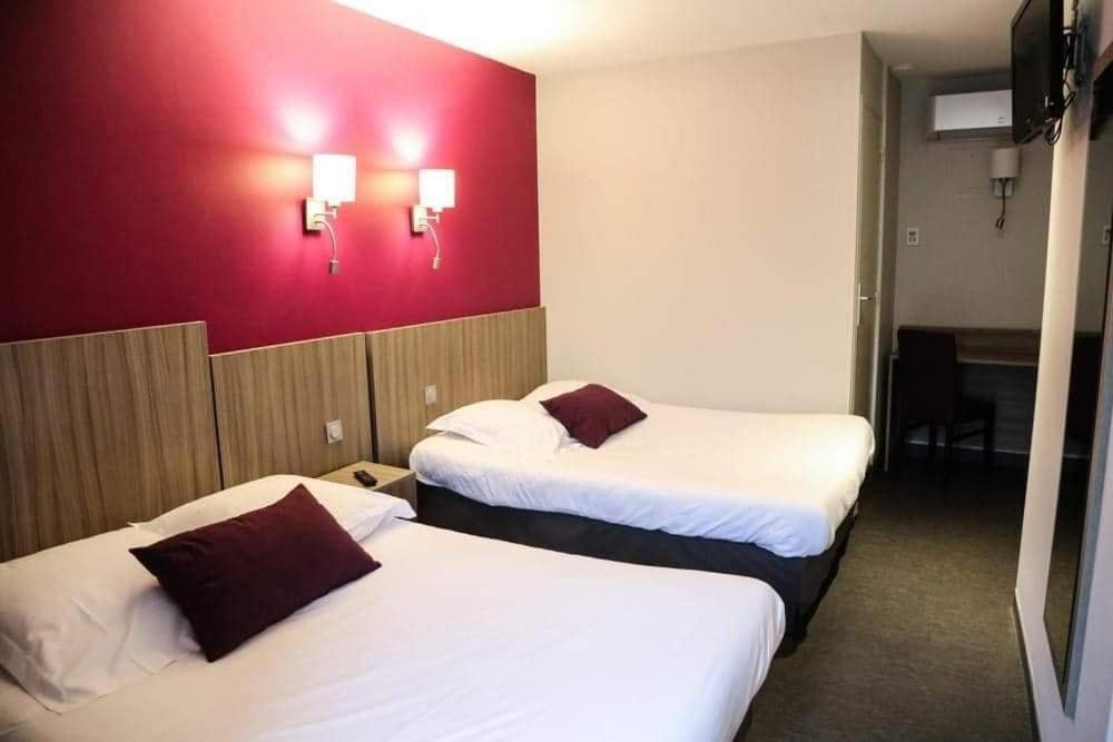 Hotel Du Commerce La Châtre Esterno foto